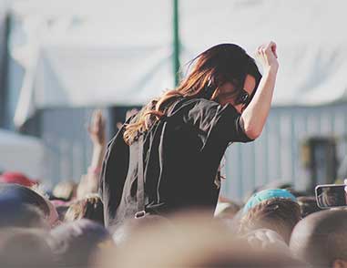 Человек танцует на музыкальном фестивале